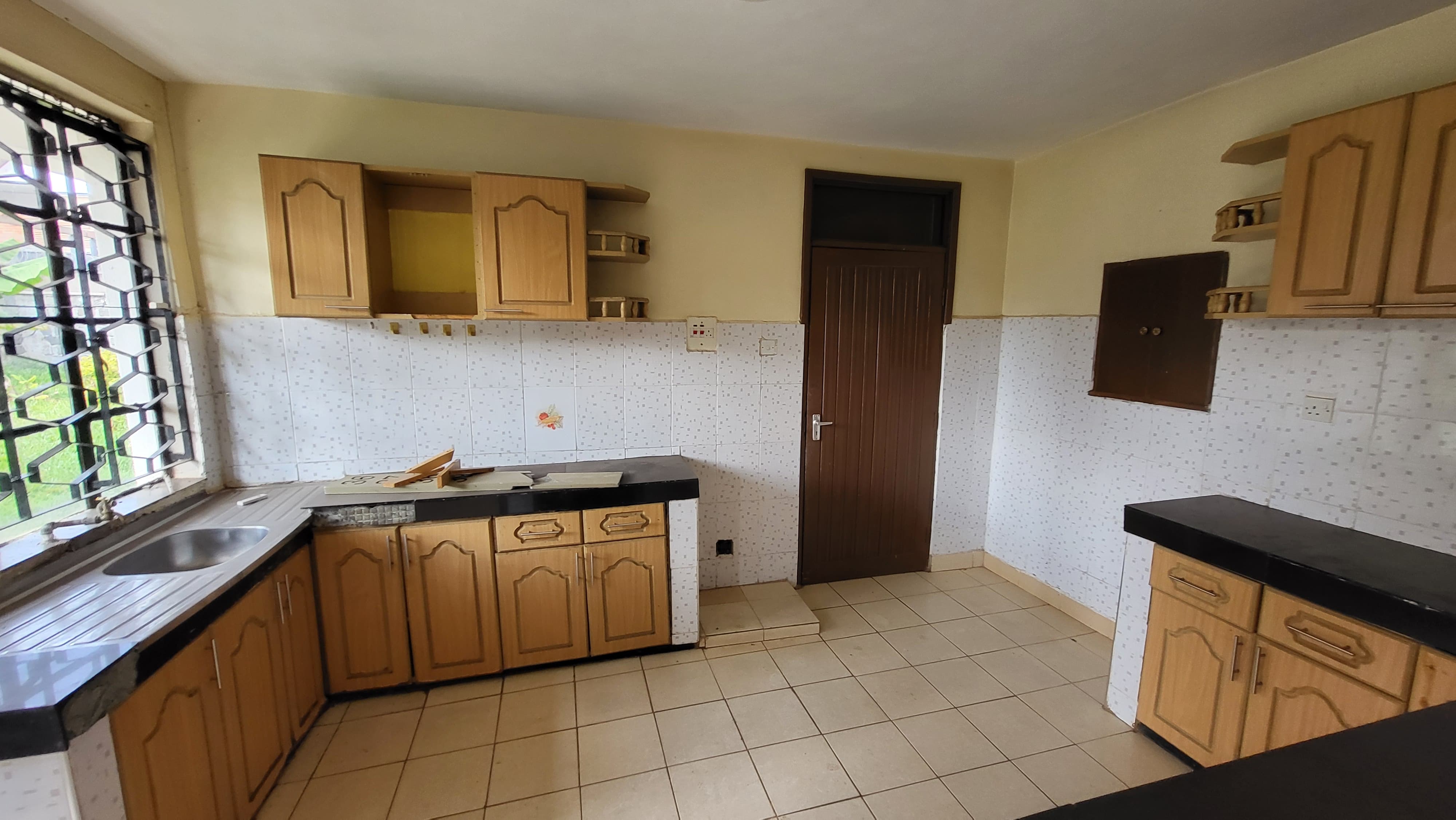 5 Bedroom + SQ House for Rent 